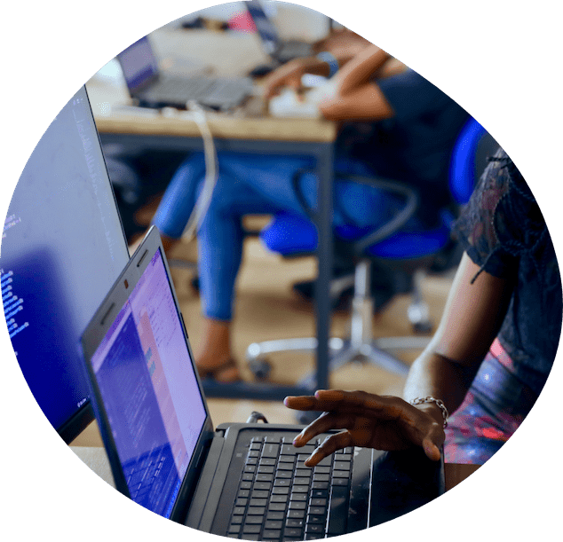 laptopon mutatja az elkészült üzleti weboldalt